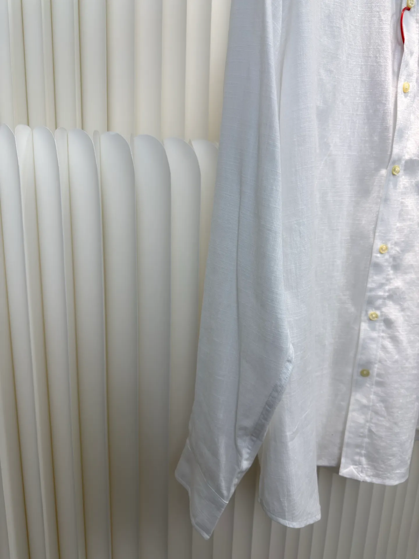 P410 Ralph Lauren embroidered linen shirt. Selected from the finest linen material and featuring iconic pony embroidery, it is simple yet highly recognizable. The clever design of the outer I-shaped pleated slit-style back yoke adds a sense of agility and elegance.  Adopting side-turning and embedded clamping stitching technology, it is smooth and tidy. The fabrics have been washed and have a better hand feel. Not easy to deform, not easy to shrink, not easy to fade, and maintain long-term beauty. Size: s m l xl